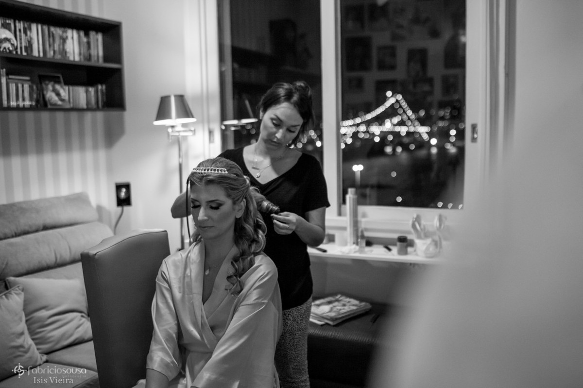 Preparando cabelo da Eleiza com ponte Hercilio Luz ao fundo b