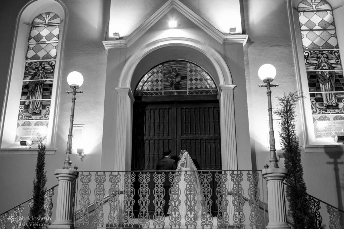Pai e noiva na entrada da igreja