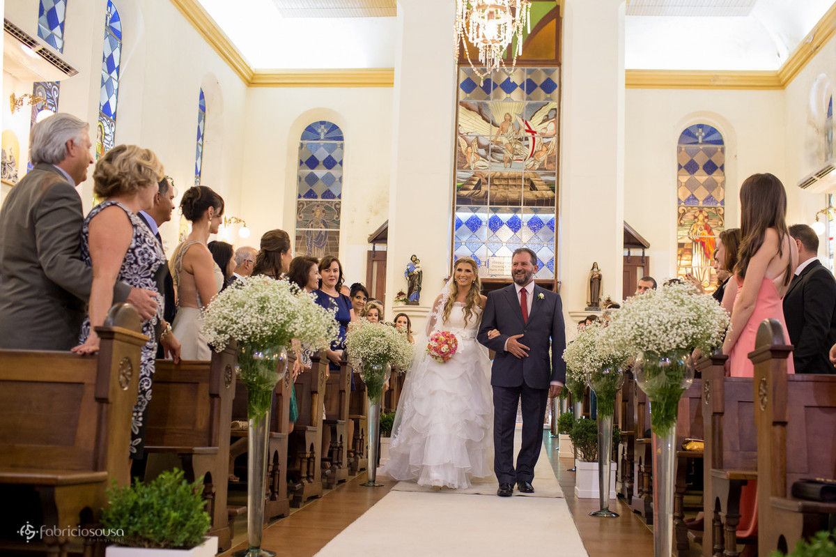 Noiva caminha junto do pai na igreja