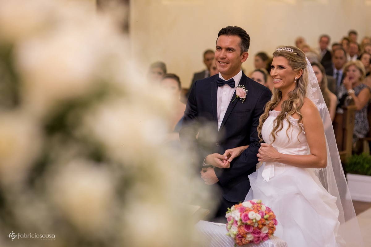 Casal de namorados felizes no altar da igreja