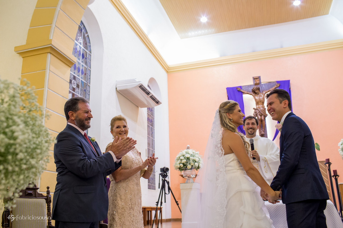 Noivos e familiares na igreja
