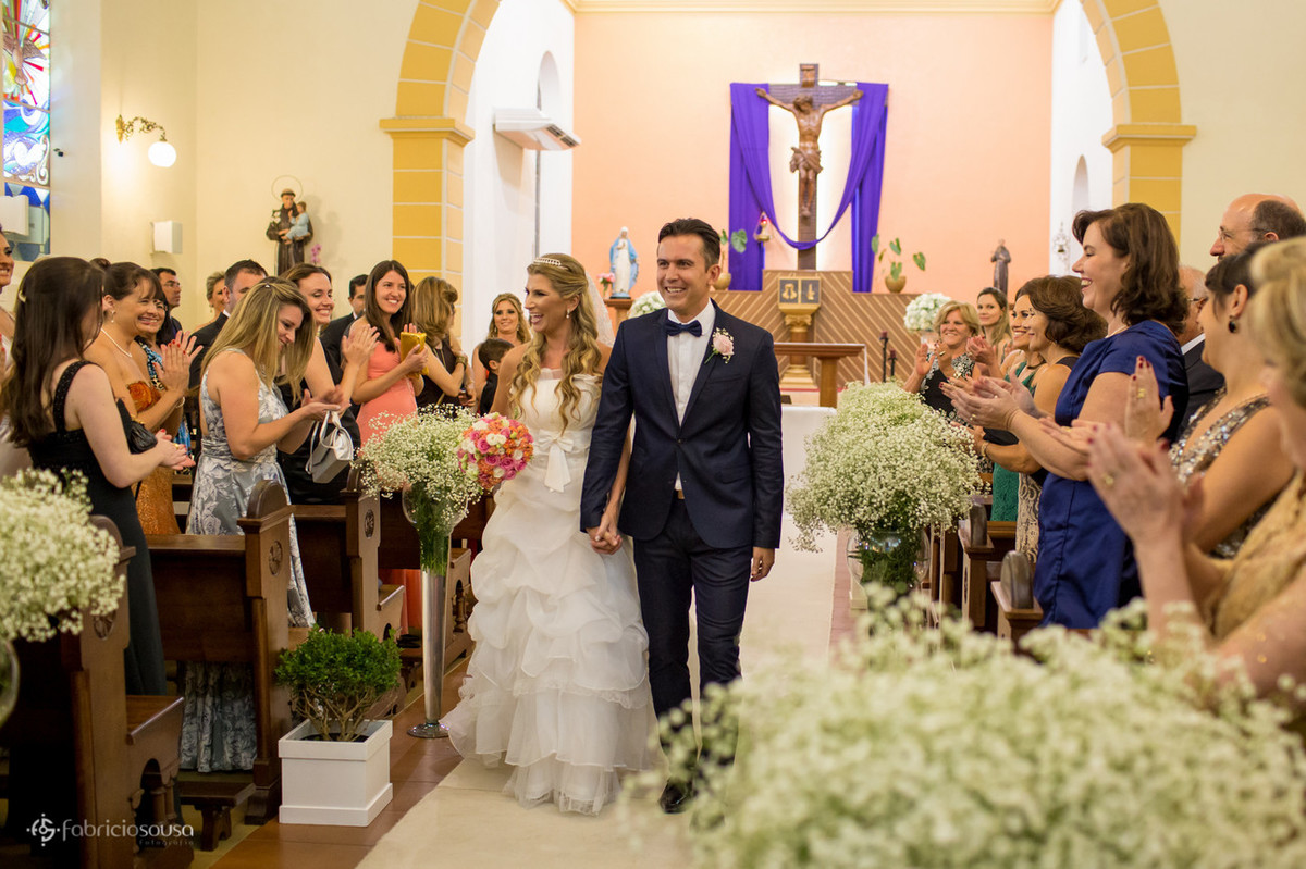 Casal de namorados se dirigem à saída da igreja