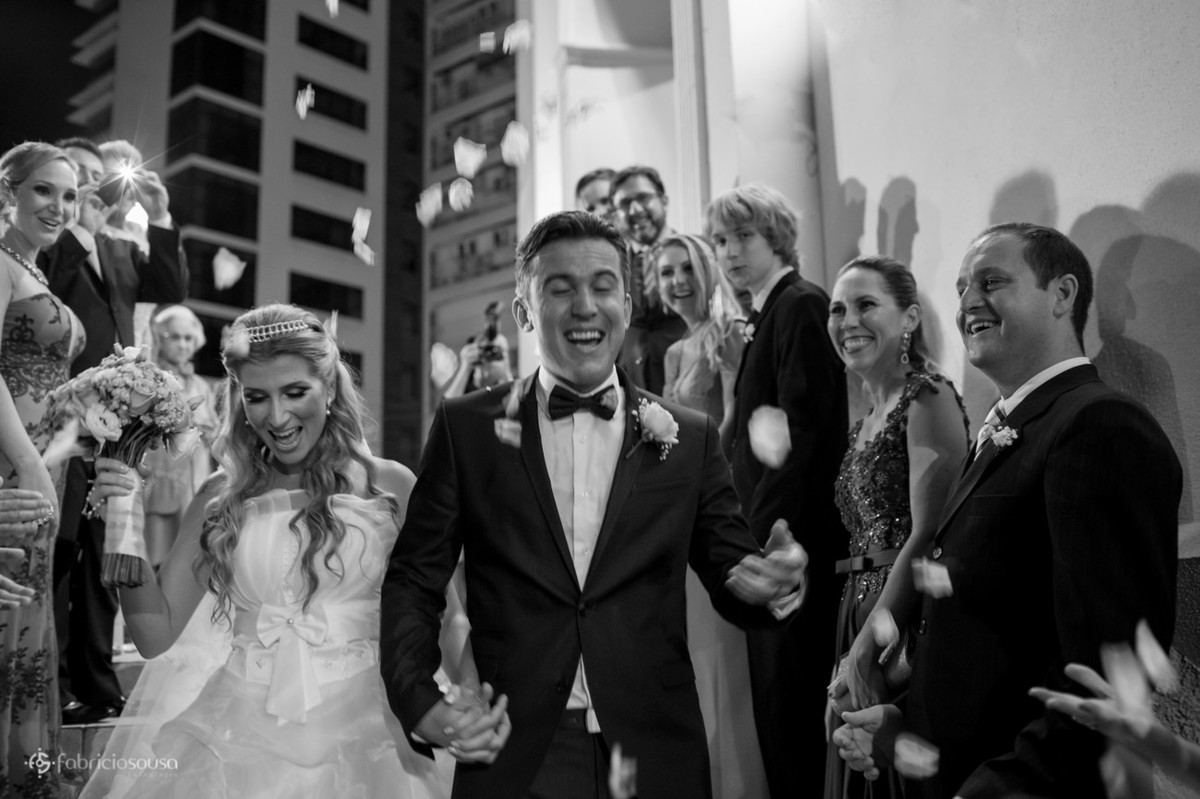 Pétalas de flores caem sobre os noivos recém casados