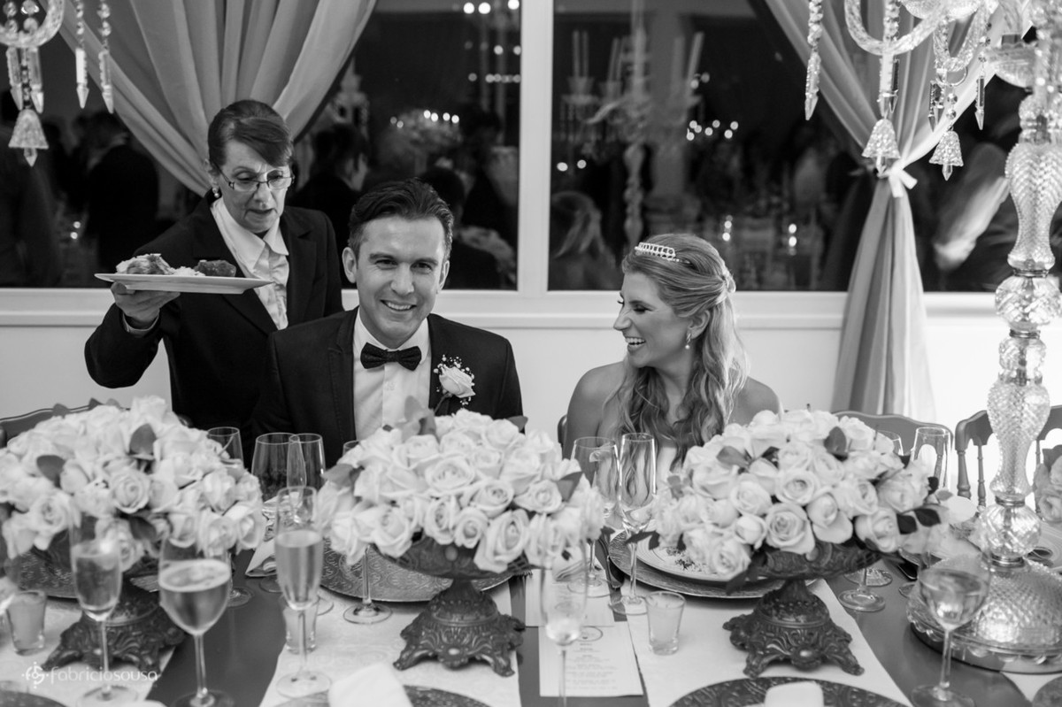 Casal de noivos sentados à mesa do jantar