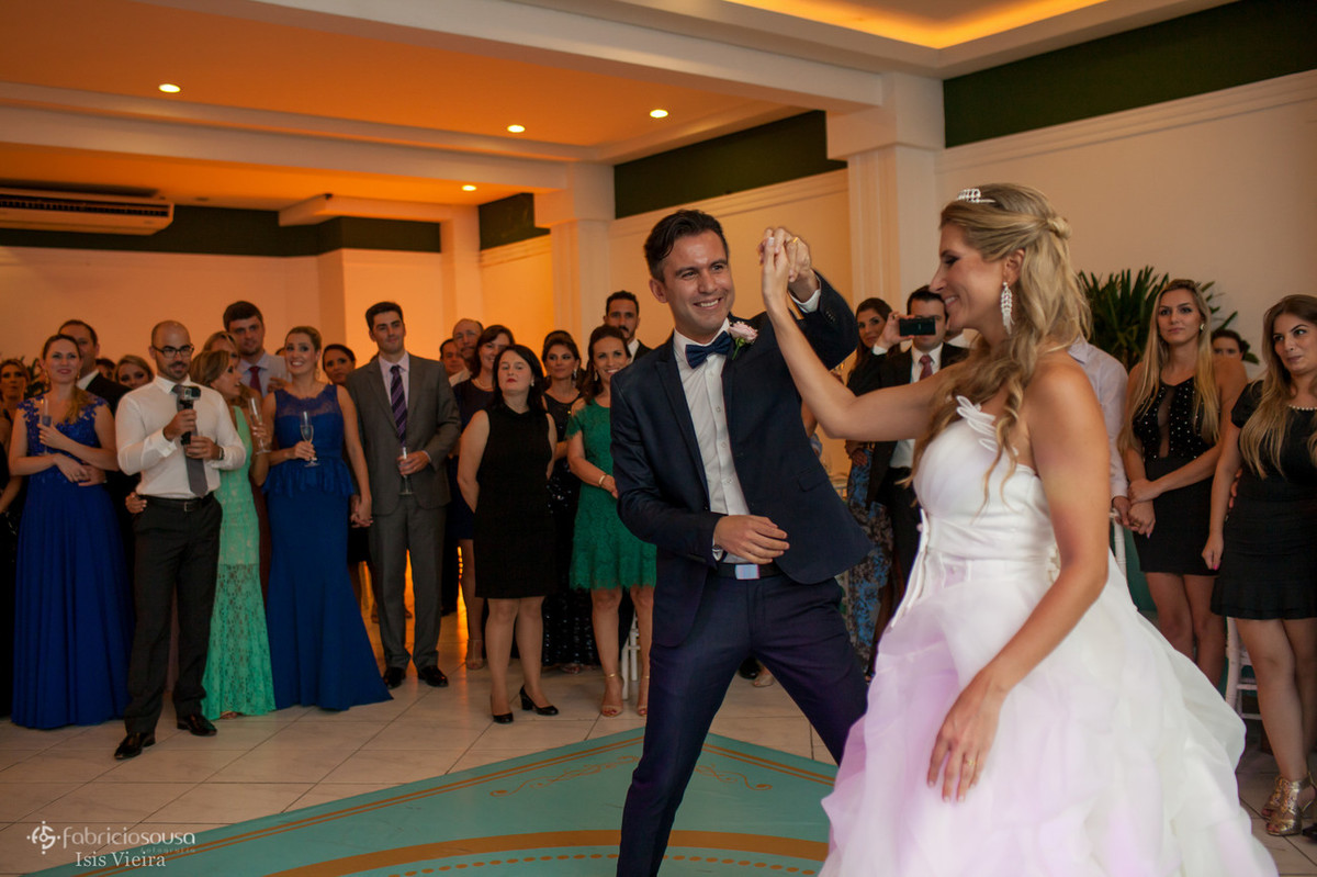Casal de namorados fazem a primeira dança