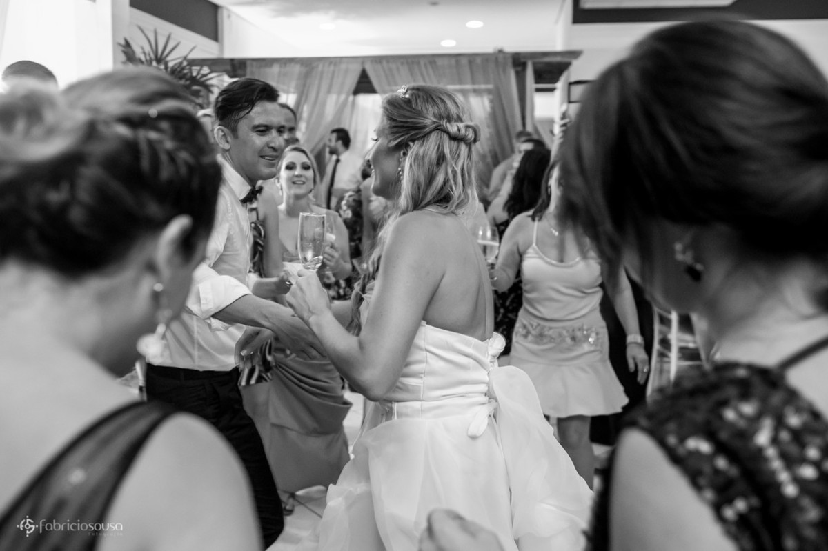 Pista de dança muito animada com noivos e convidados
