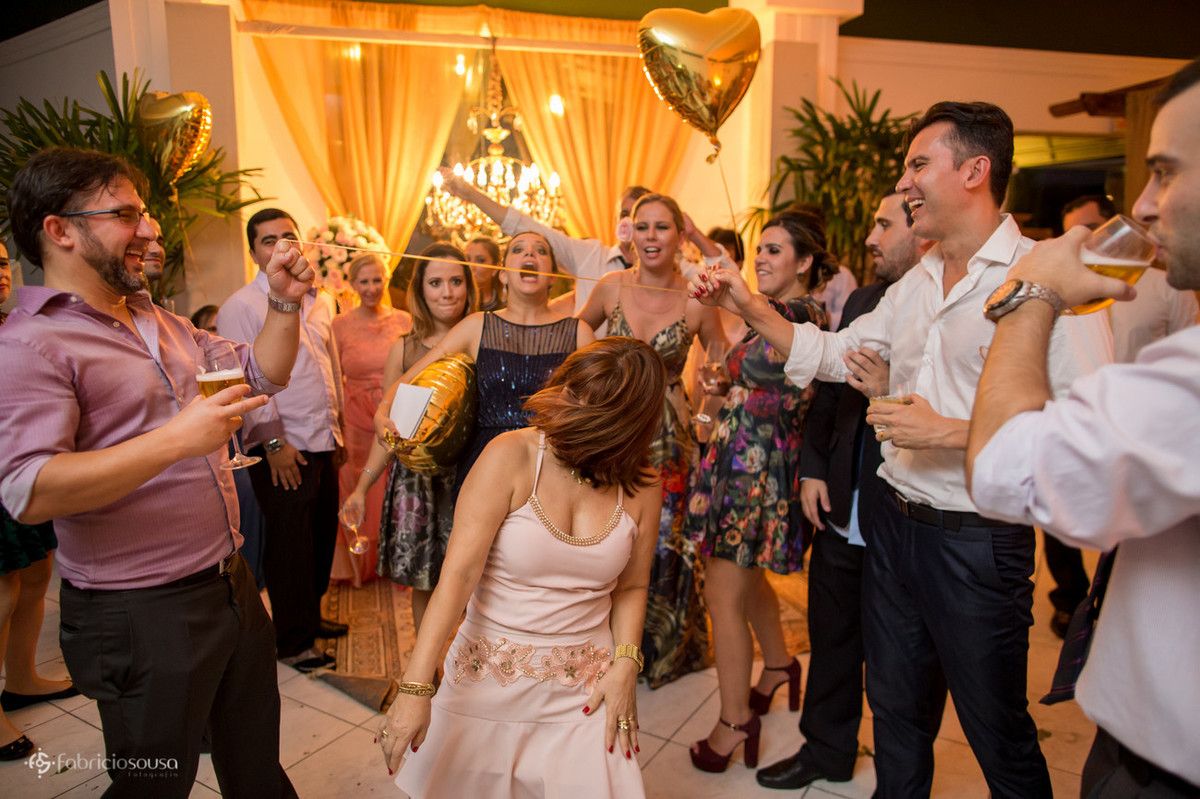 Convidados se divertem com a dança da cordinha