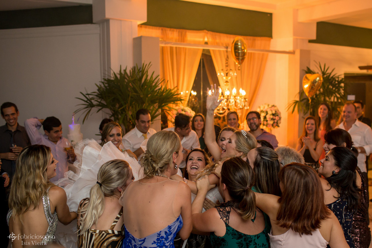 Amigas levantam a noiva do chão