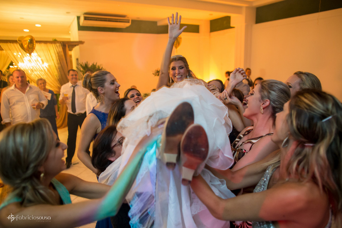 Noiva é erguida pelas amigas e madrinhas