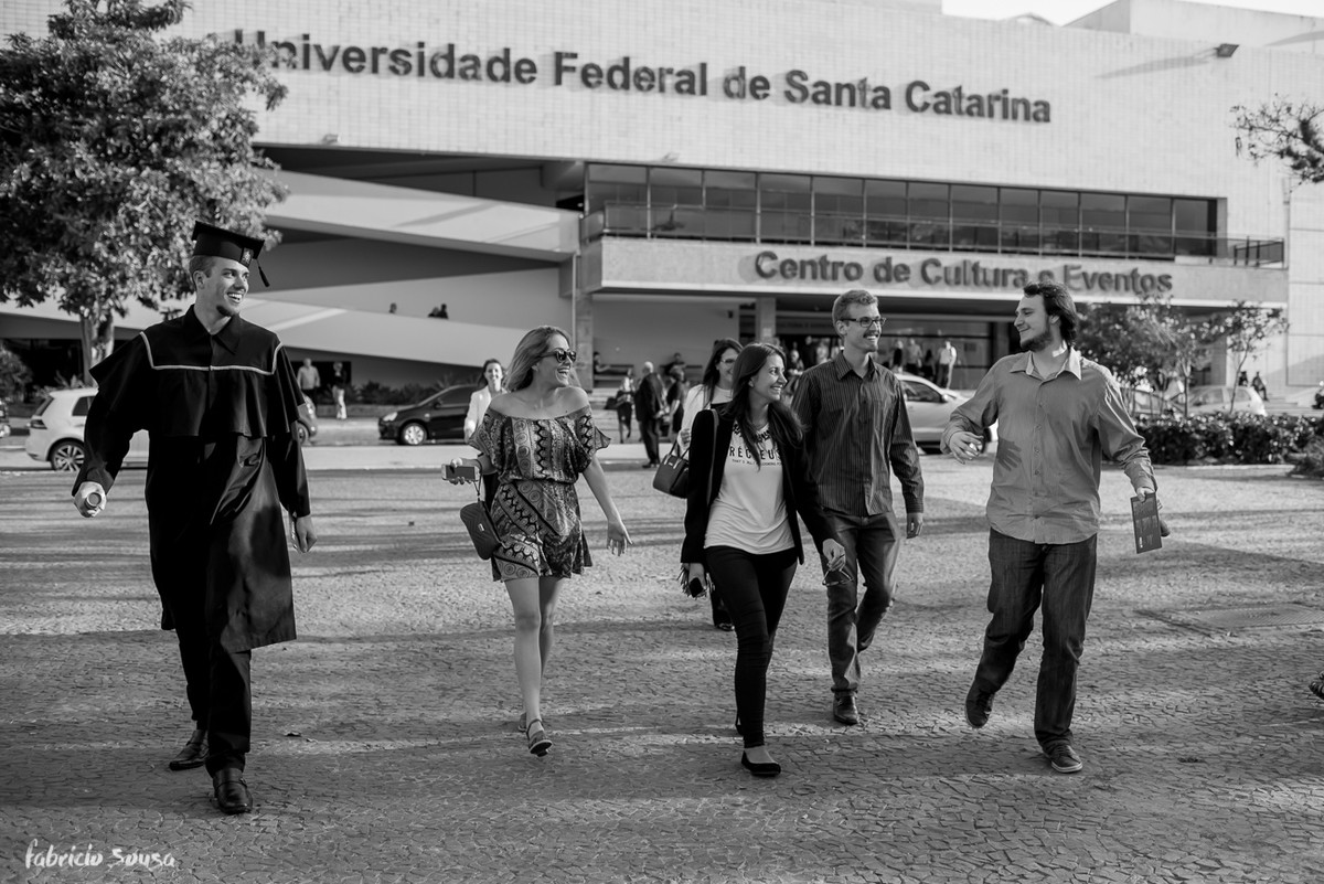 amigos saindo da colação de grau de Matheus em engenharia de produção