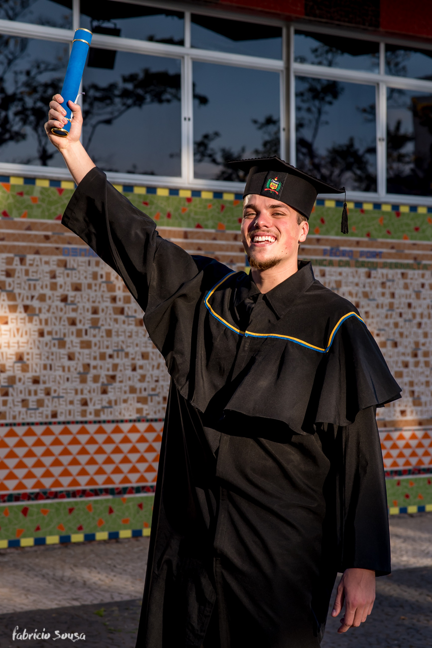 Matheus Allgaier engenheiro de produção mecânica em retrato de canudo na mão na UFSC