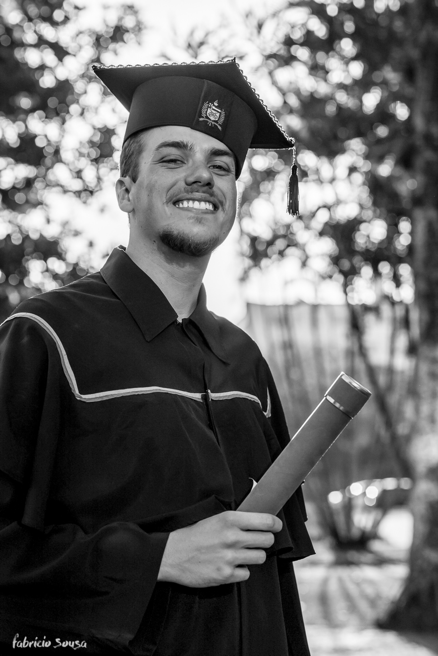 Matheus Allgaier engenheiro de produção mecânica em retrato de beca na UFSC