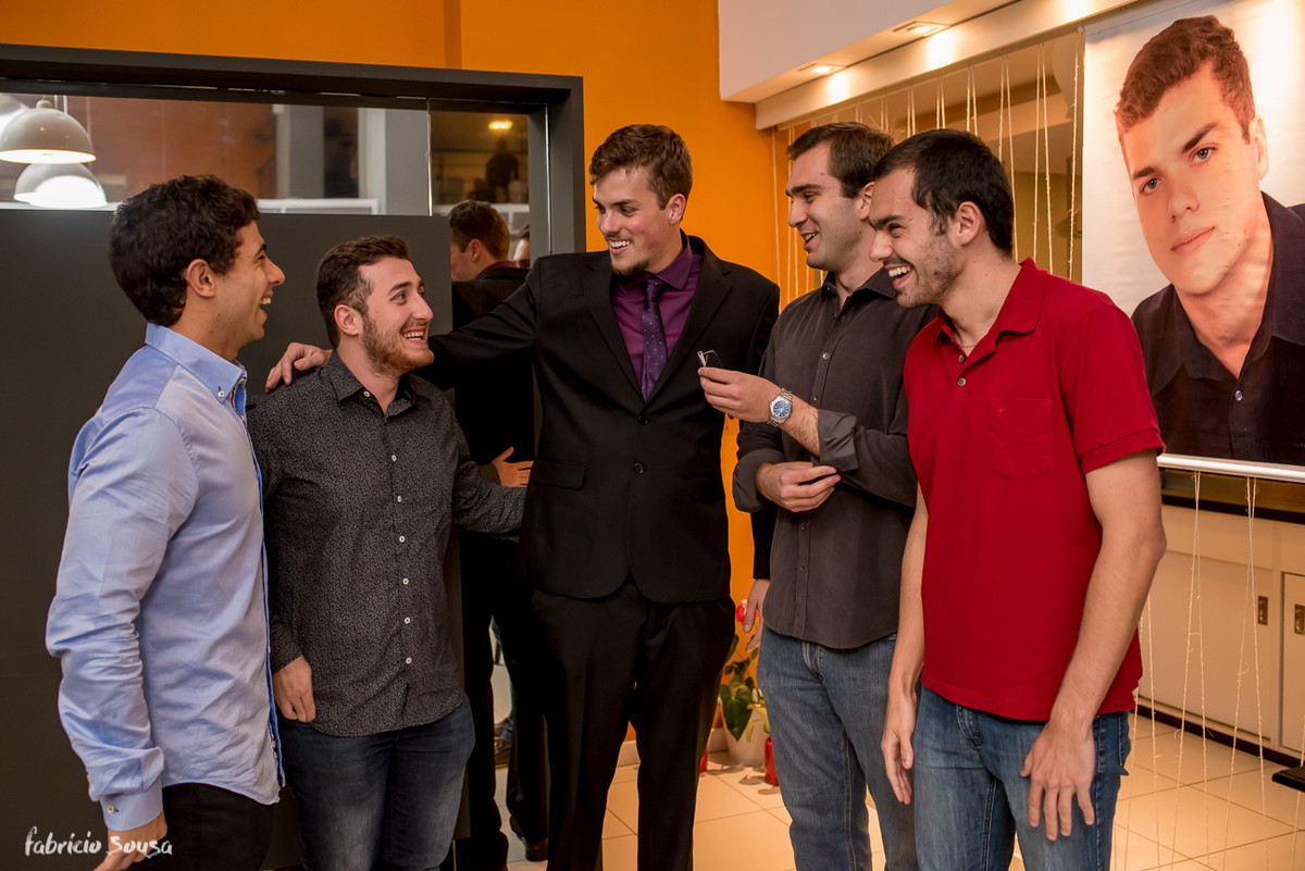 Matheus Allgaier e seus amigos conversando