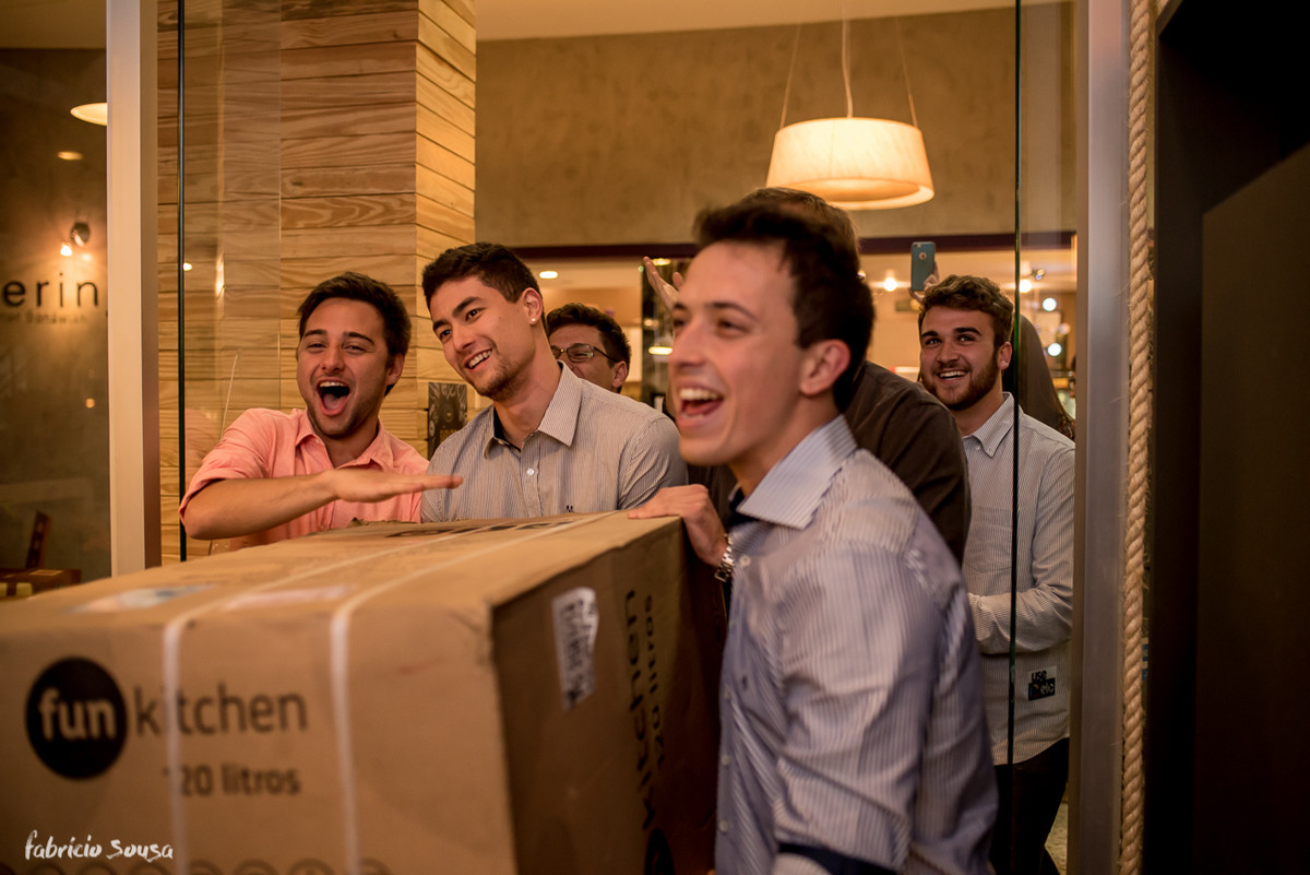 amigos trazendo o presente para o formando no jantar