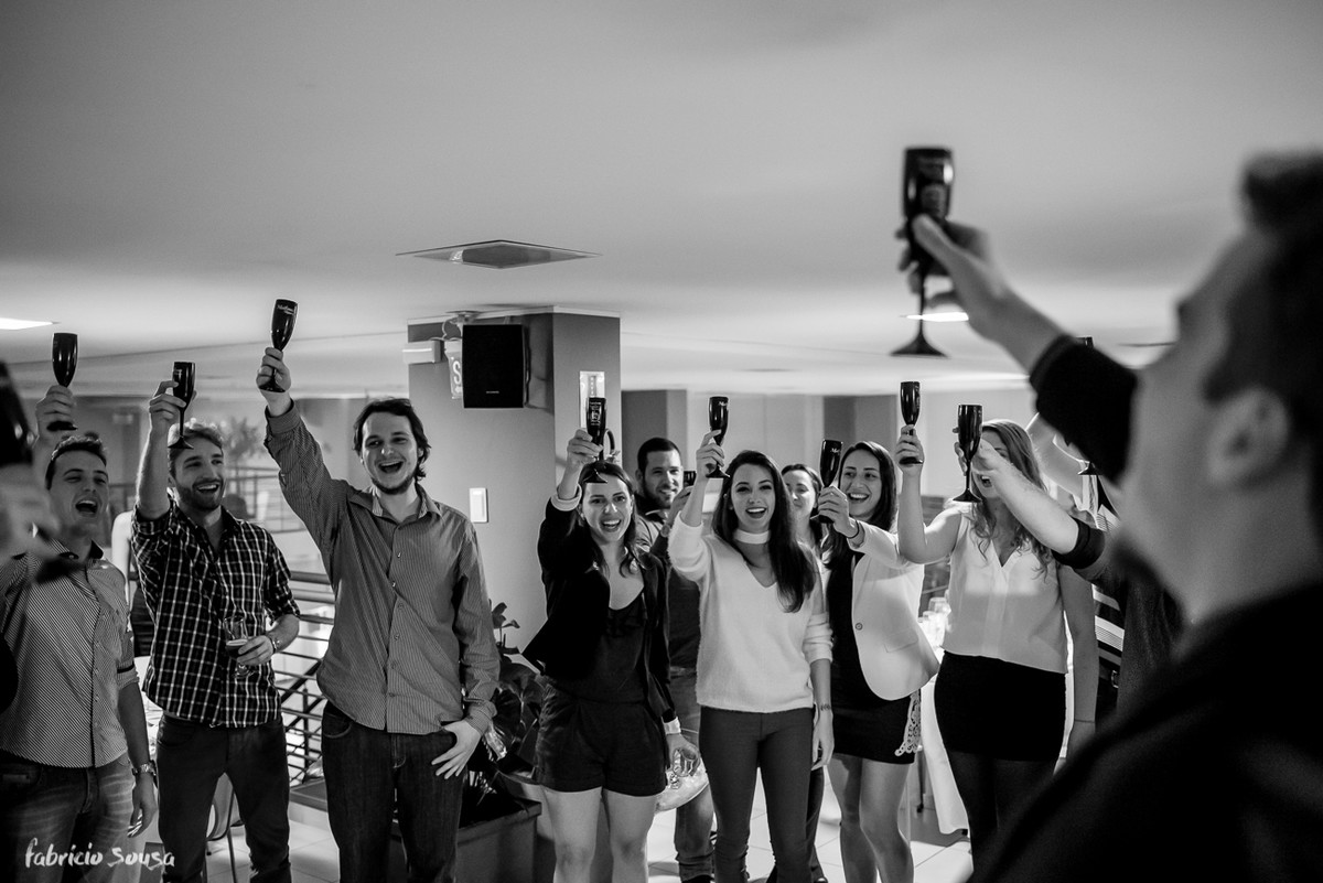 Matheus brinda com seus convidados no jantar de formatura de engenharia