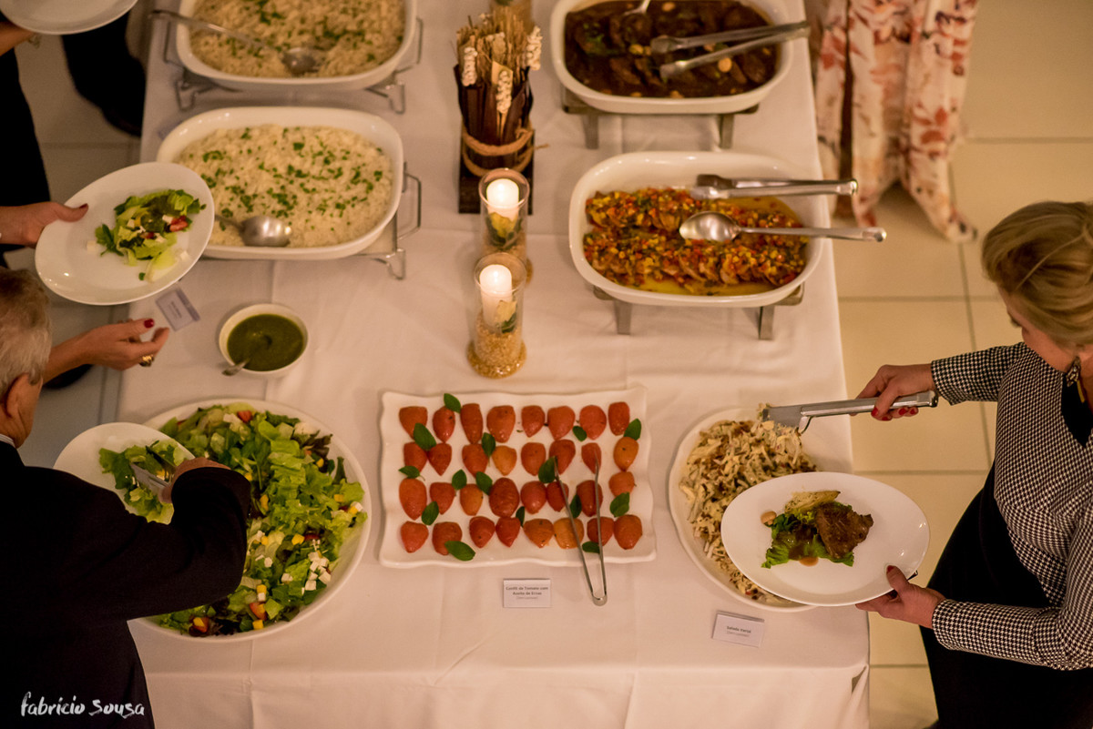 a mesa posta no jantar do restaurante Versá