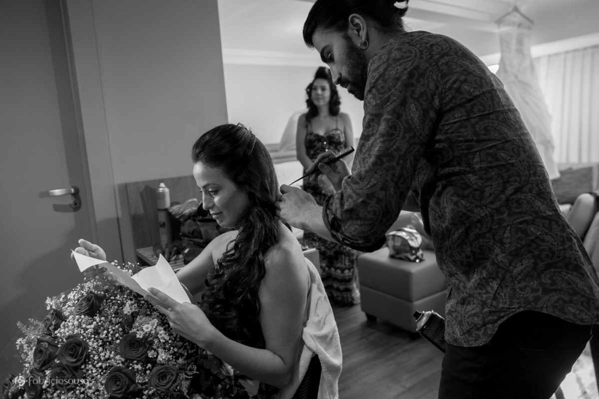 e noiva emocionada ao ler uma carta que o noivo enviou no dia do casamento