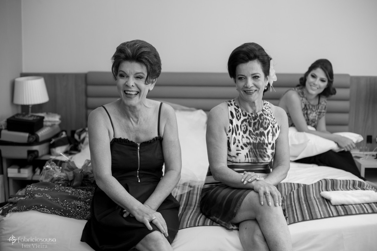mãe e tia assistem a noiva se arrumar no quarto do hotel