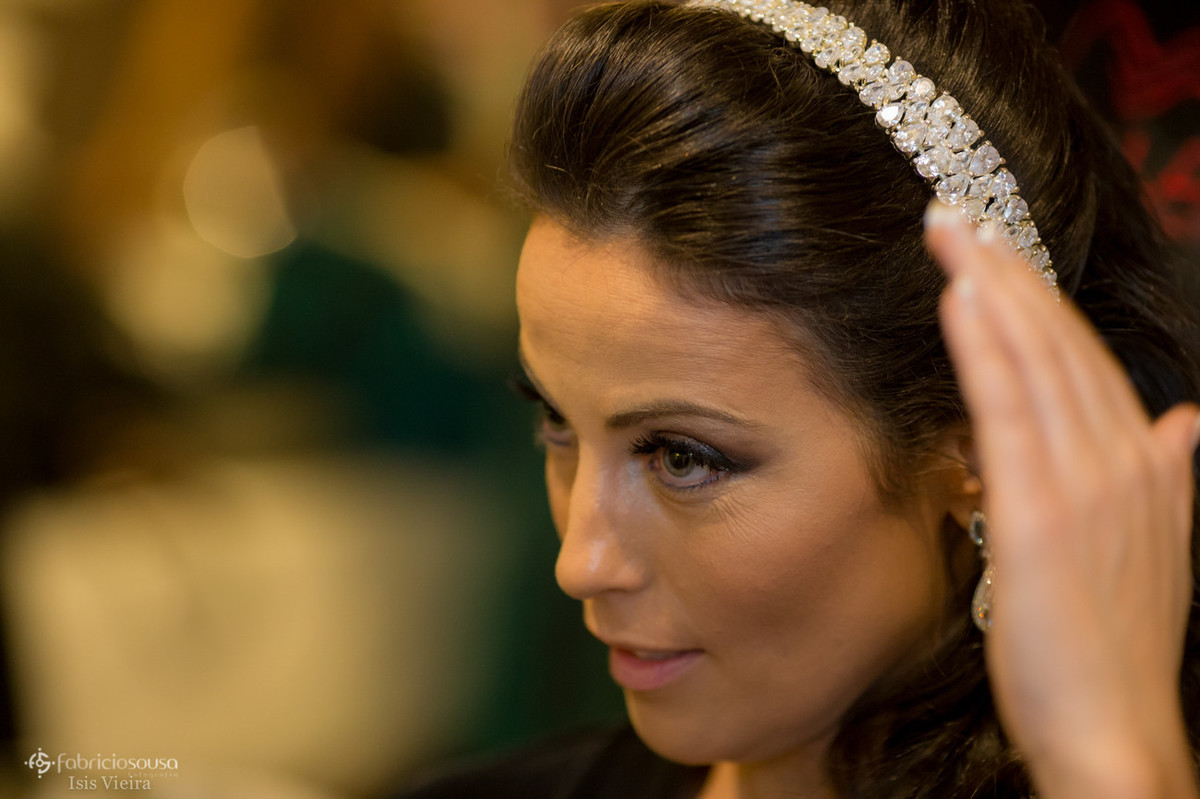 a noiva com o acessório Jusi Andrett bridal acessories