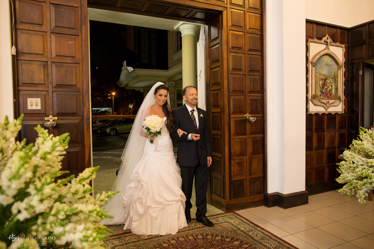a noiva com o pai na entrada da igreja do colegio catarinense