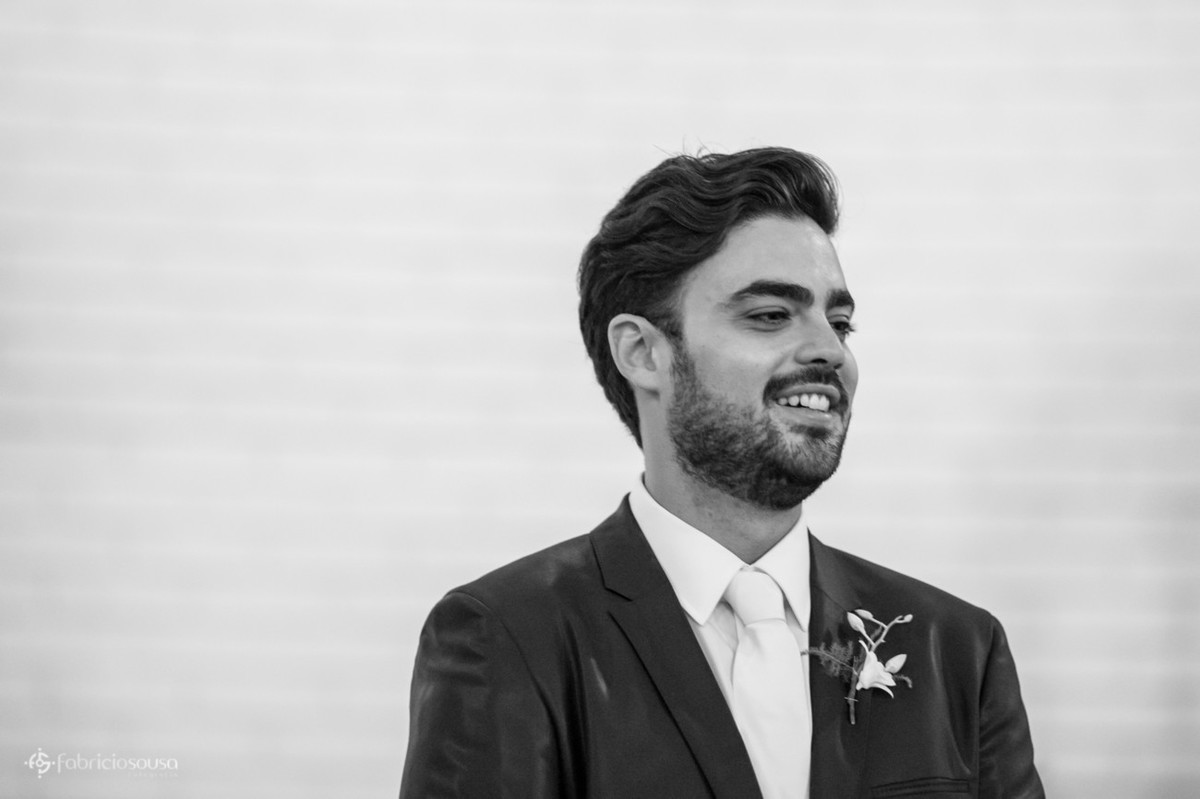 o noivo emocionado à espera da sua amada no altar