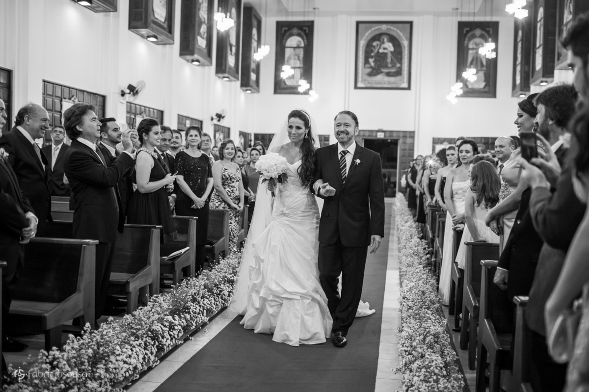a noiva com o pai Marcos no corredor da igreja