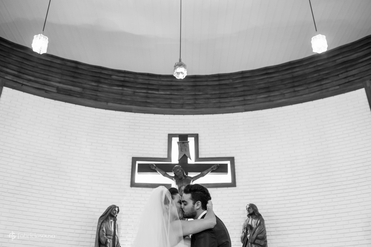 o primeiro beijo do casal no altar da capela