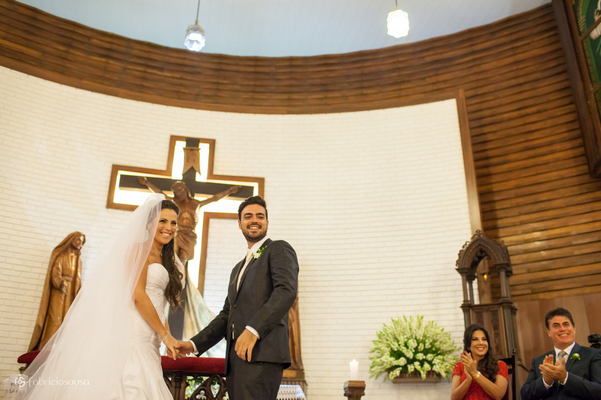 noivos felizes à espera das alianças de casamento