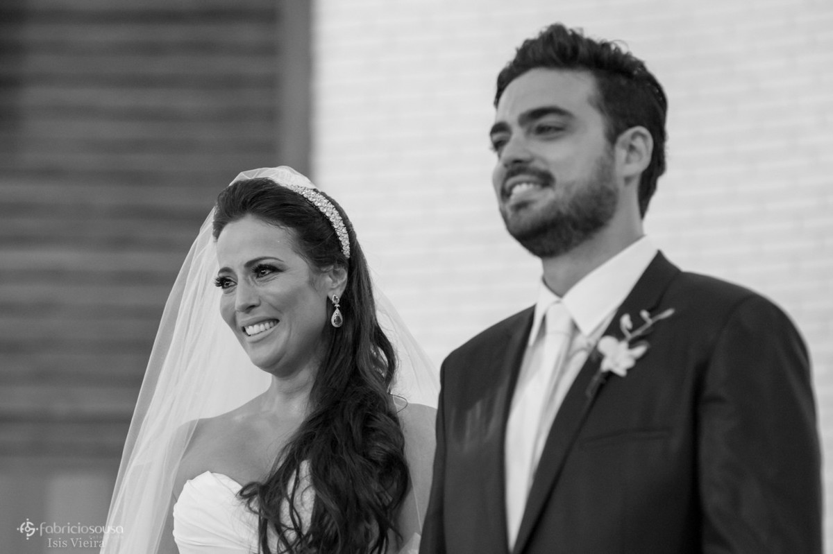 noiva emocionada na entrada de sua enteada na igreja