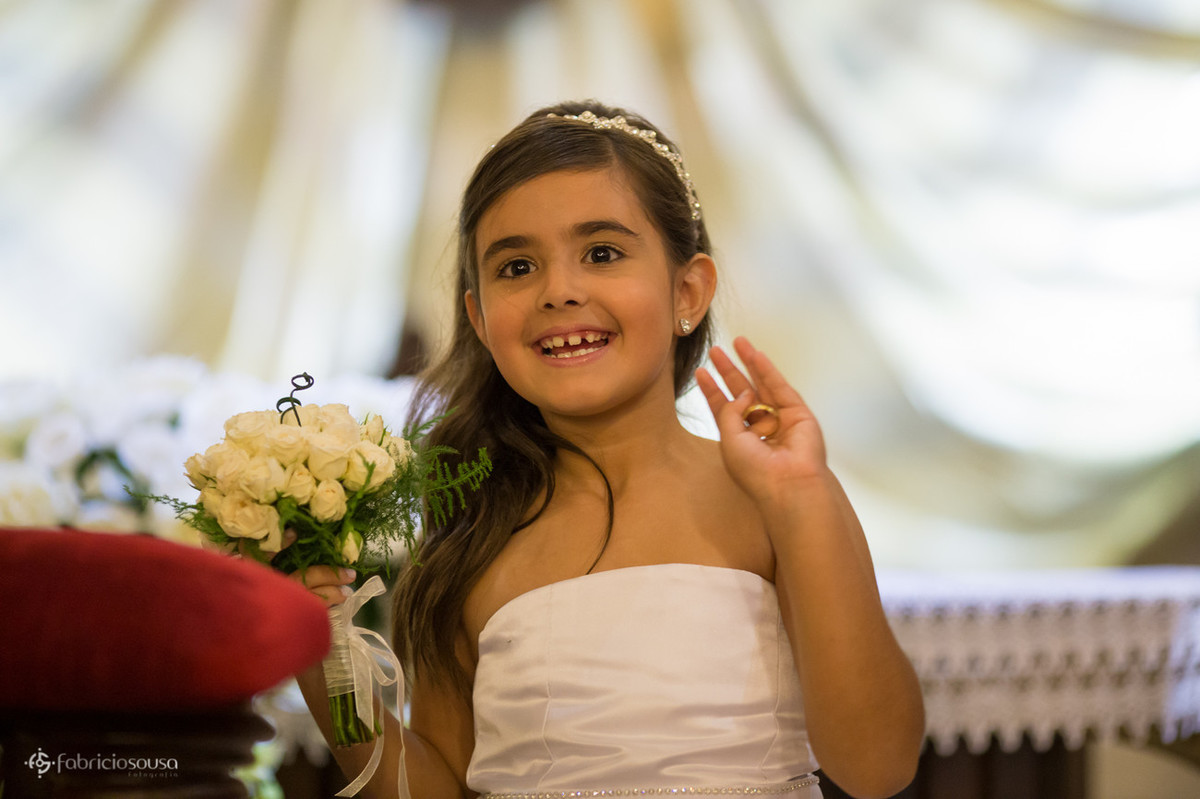 daminha linda sorridente com a aliança na mão
