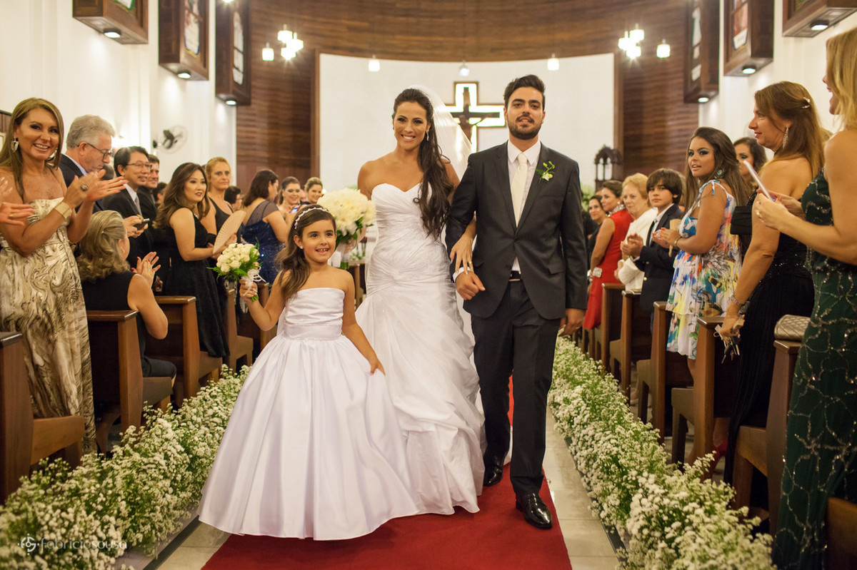 saída dos noivos com a daminha