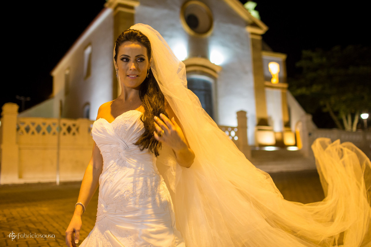 a linda noiva Andrea na frente da igreja de nossa senhora das necessidades em santo antonio de lisboa