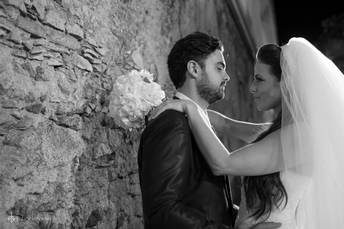 noivos namorando na sessão pós-casamento em santo antonio de lisboa lindo local de Florianopolis