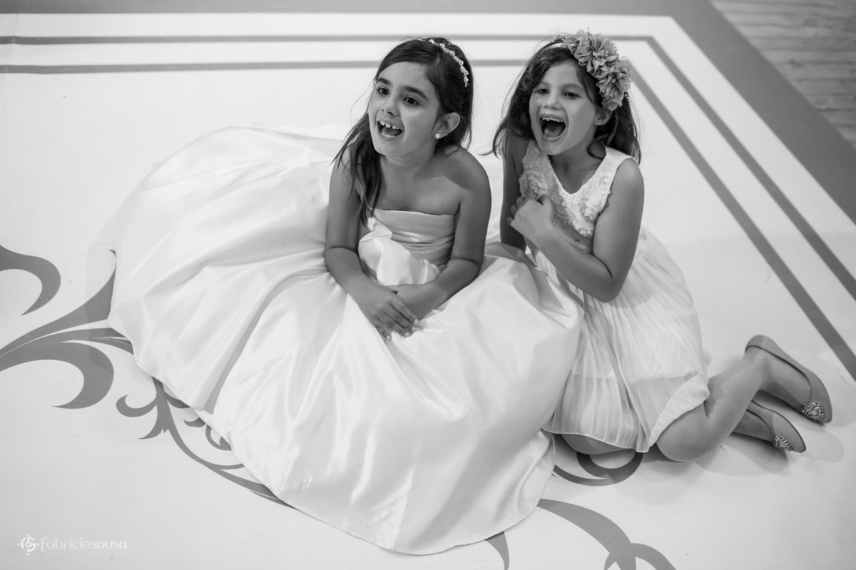crianças (daminha) sentada na pista de dança do casamento