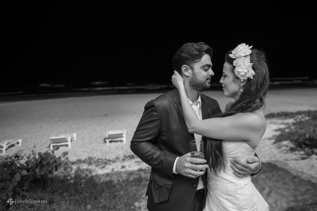 o último beijo do casal à beira do mar na praia Brava em Floripa