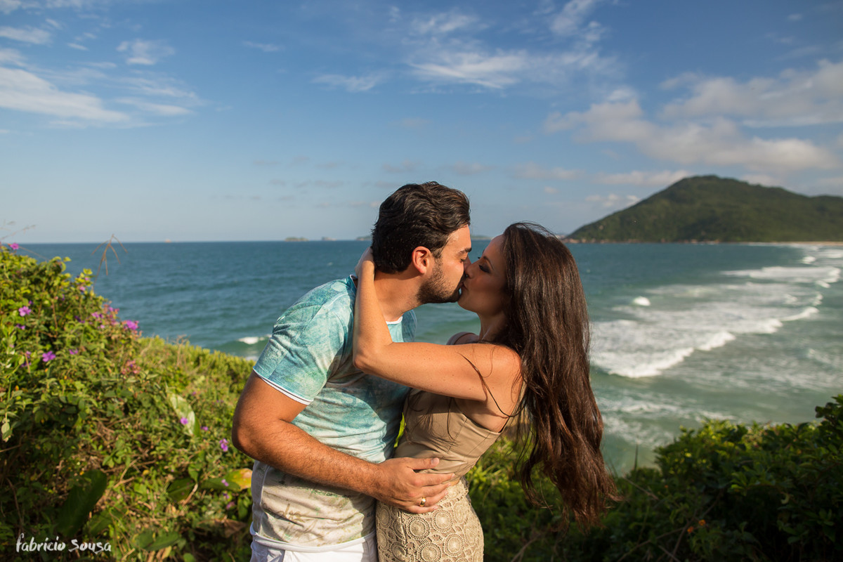 beijo apaixonado no morro da praia brava em Floripa