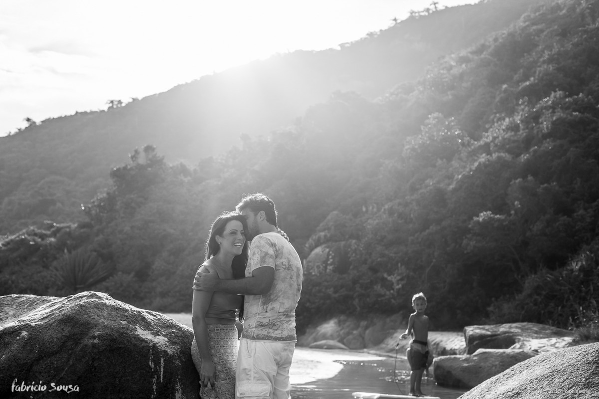 contraluz preto e branco na foto do casal na praia - menino assiste