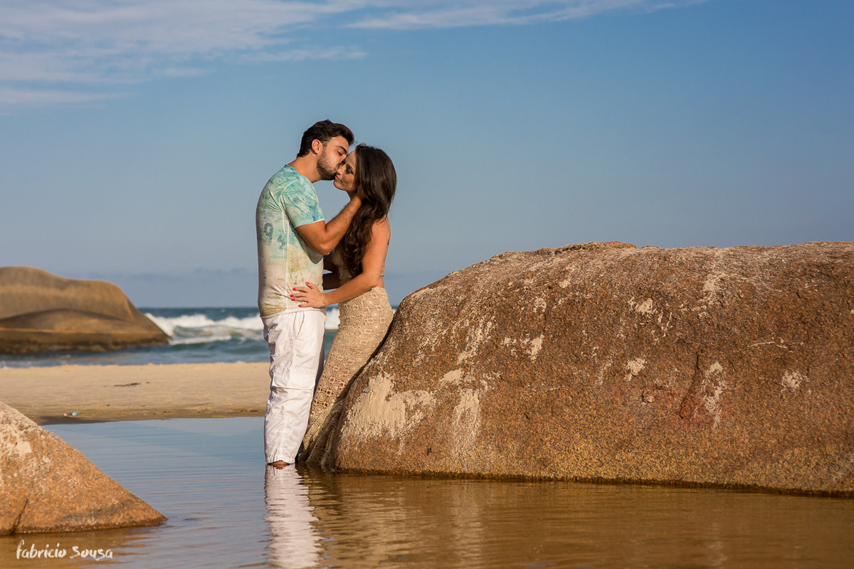 beijinho no rosto na praia encostados na pedra