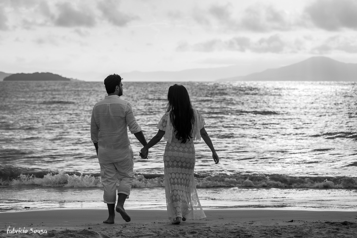 casal caminha em ensaio na praia de ponta das Canas