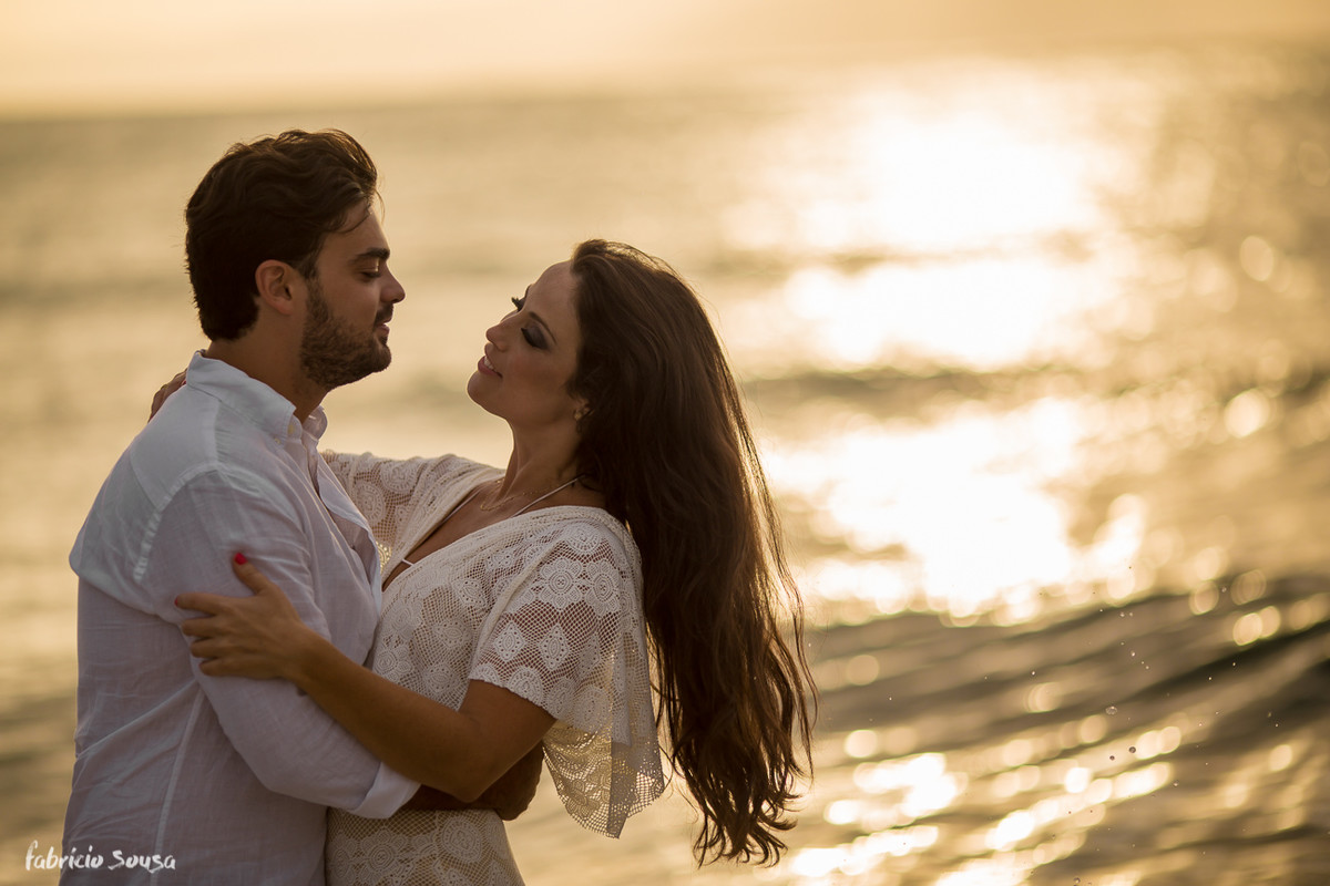 por-do-sol dourado no ensaio pre-casamento de Andrea e Leonardo em Santo Antonio de Lisboa