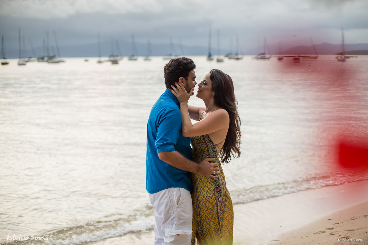 beijo na praia no ensaio de casal