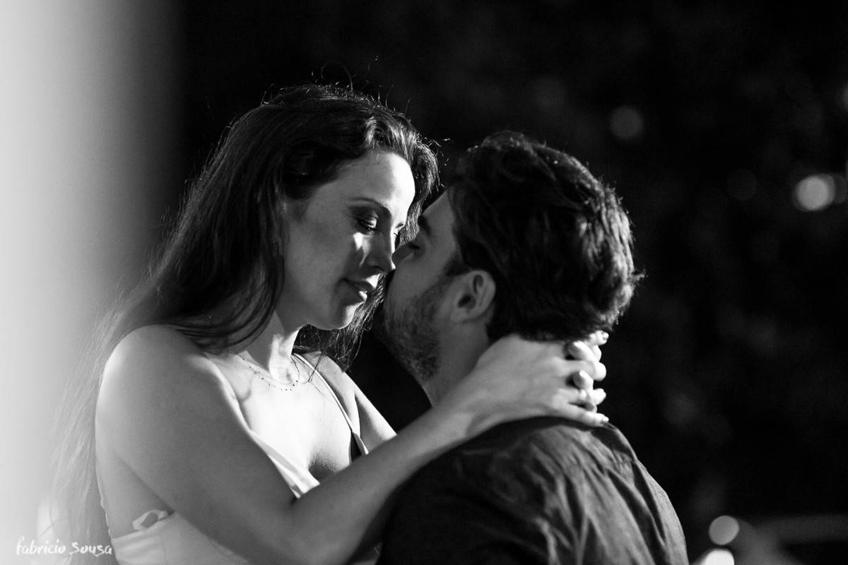 retrato pb romantico dos noivos em ensaio pre-casamento