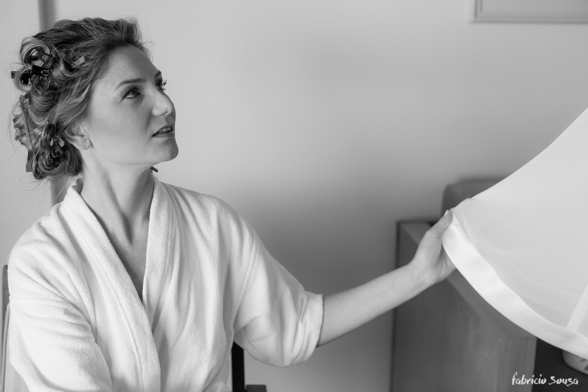 noiva aprecia seu vestido no making of