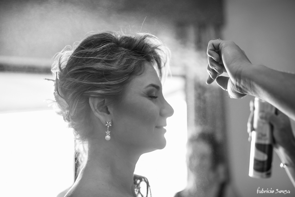 spray no cabelo no making of da noiva Viviane