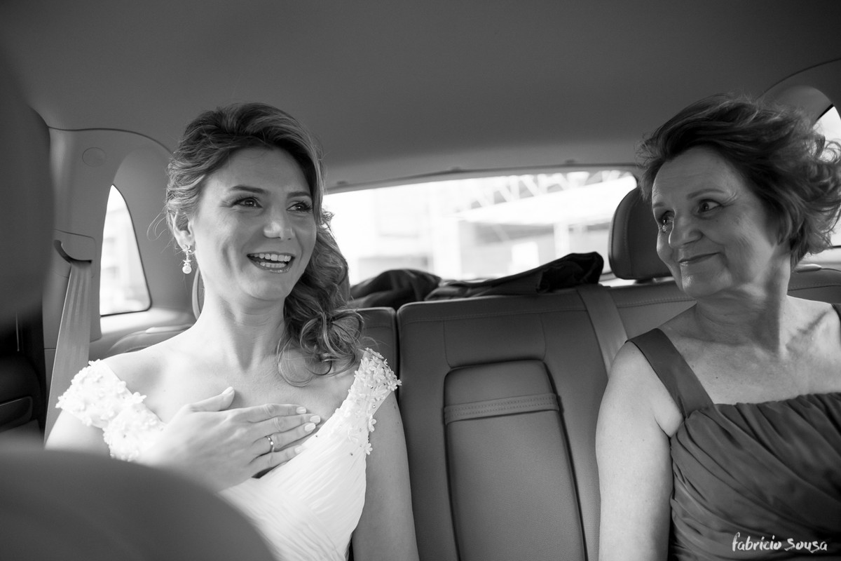 noiva ansiosa no carro indo para a recepção