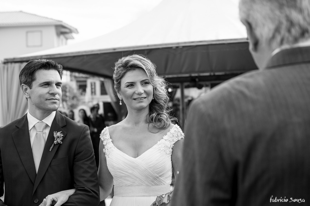 retrato preto e branco do casal durante a celebração