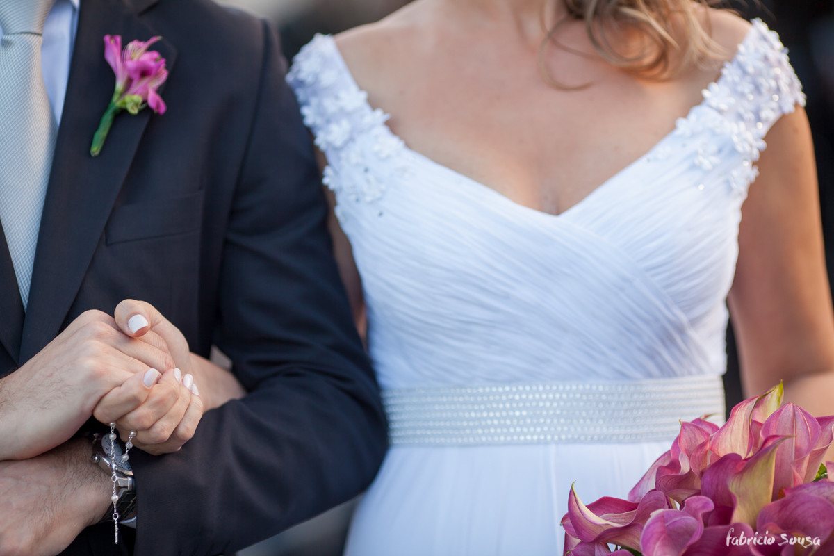 o detalhe dos noivos e do bouquet