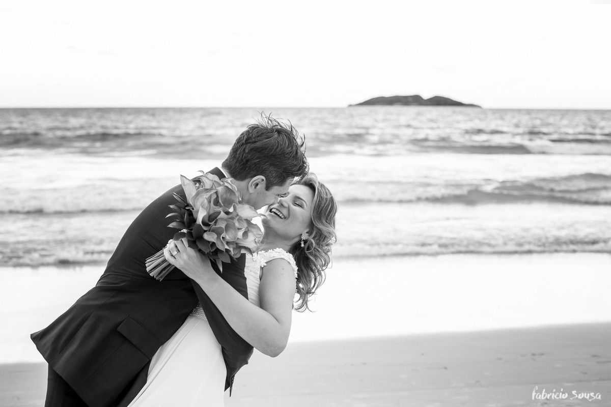 o beijo cambre na beira da praia