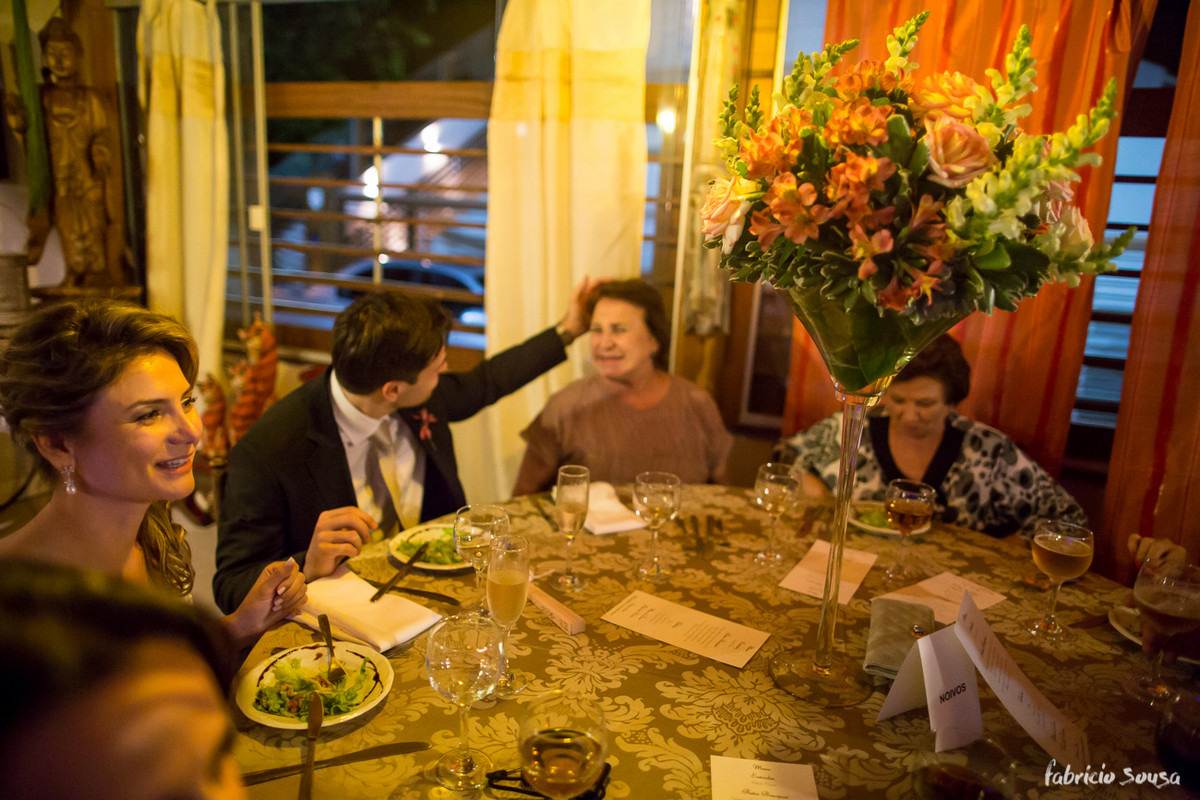 noivo acaricia sua mãe durante o jantar de casamento