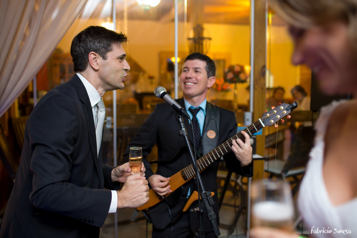 noivo cantando na sua festa de casamento